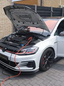 stap 5 werkwijze chiptuning acculader op Golf GTI Performance 2.0 TSI wit nn tuning